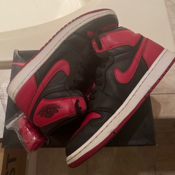 Jordan ‘Banned’ 1s - Picture 3 of 6